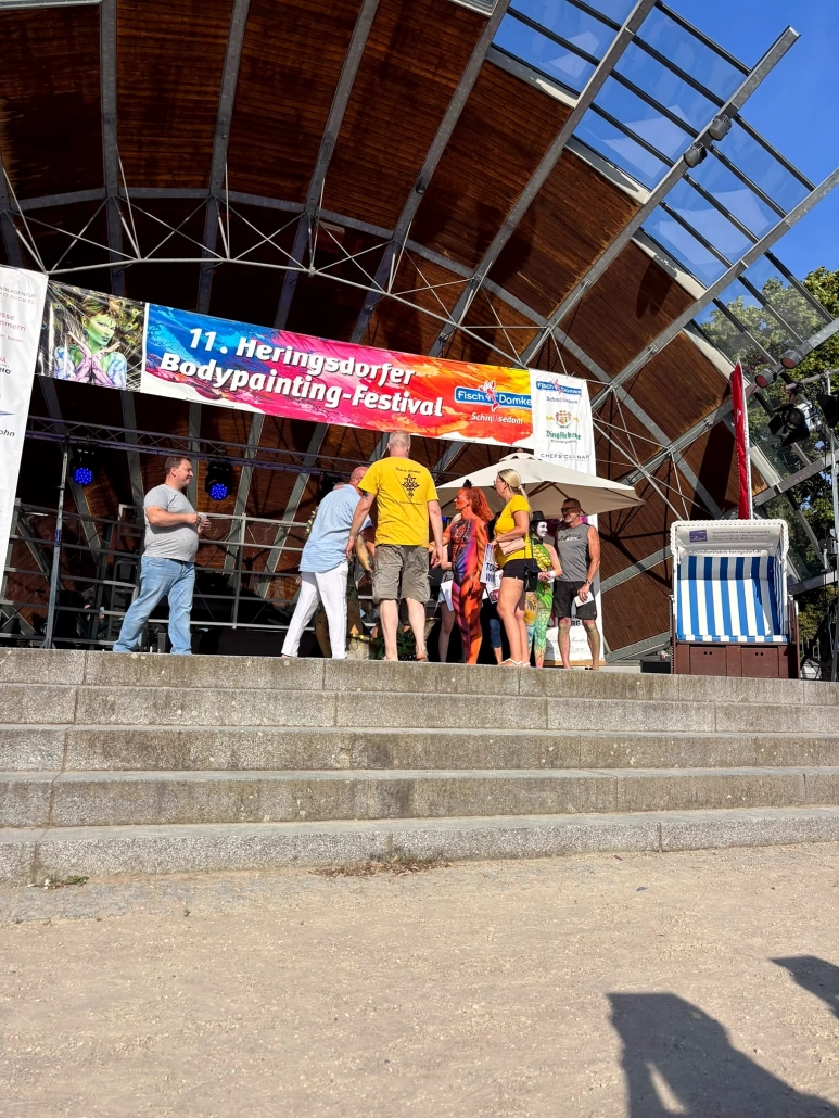 Die Heringsdorfer Festivalbühne mit Beteiligten und Banner ist aus größerer Entfernung zu sehen
