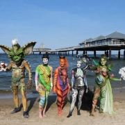 Bodypainting-Models am Heringsdorfer Strand Mehrere fantasievoll bemalte Models stehen am Strand vor der Heringsdorfer Seebrücke